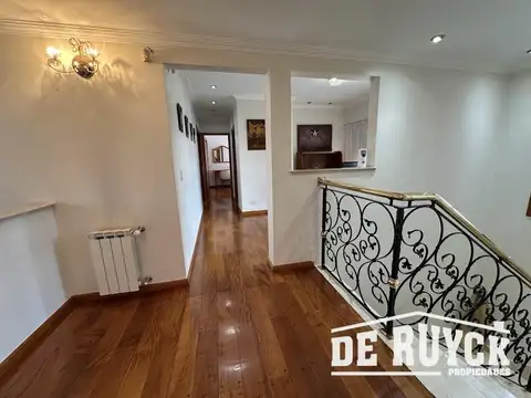 Casa en Venta con 4 cocheras