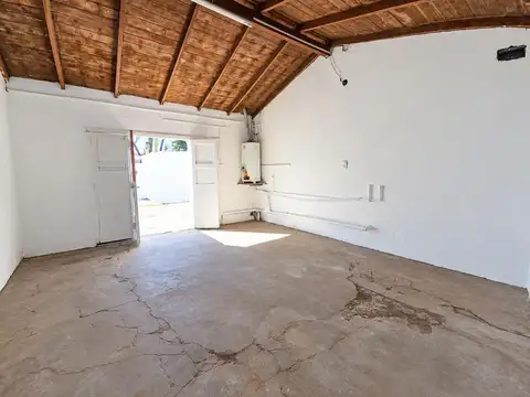 VENTA CASA DE 3 AMBIENTES EN LOTE PROPIO CON GARAGE Y PATIO - BARRIO LAS AVENIDAS
