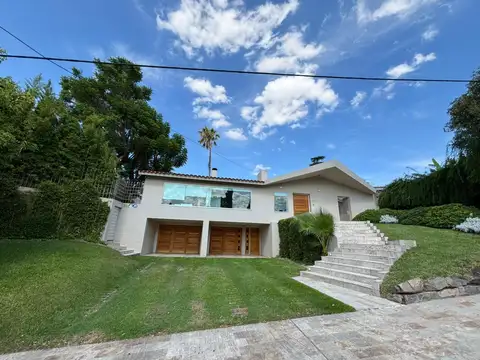 Hermosa Casa En Venta con 5 Dormitorios, Patio, Pileta y Quincho