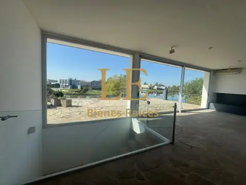 Casa 6 ambientes con 4 baños