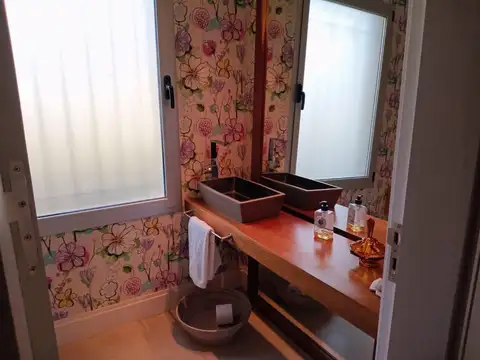 Casa en Alquiler con 3 cocheras