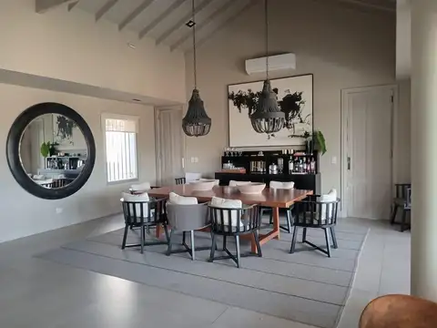 Casa 4 ambientes con 6 baños