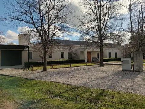 Casa en Alquiler con 3 cocheras