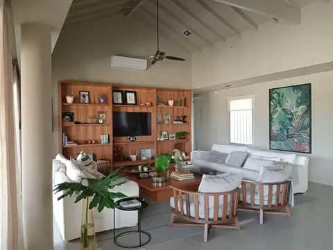 Casa en Alquiler con 3 cocheras