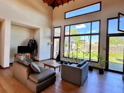 Casa 6 ambientes con 4 baños