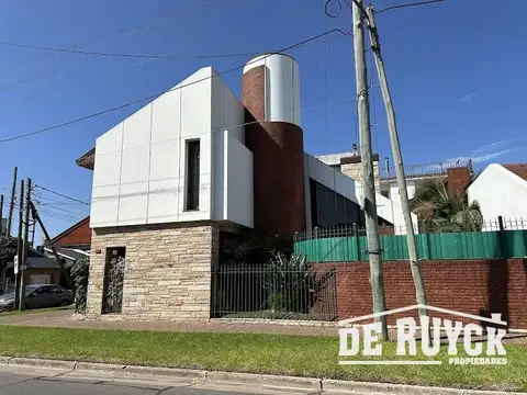 Casa 6 ambientes con 4 baños