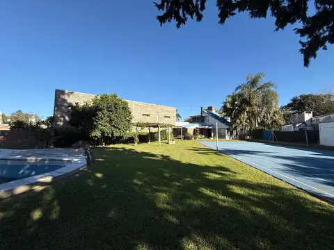 Venta Casa Quinta en Sauce Viejo a 100 mts del río, con pileta y cancha de tenis