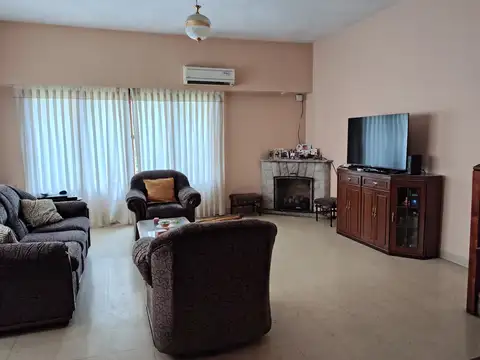 Casa en Venta con 3 cocheras