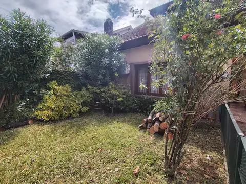   APTO CRÉDITO   IMPORTANTE CHALET 6 AMBIENTES - AMPLIAS POSIBILIDADES