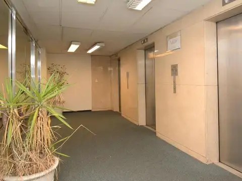 Oficina 8 ambientes con 4 baños