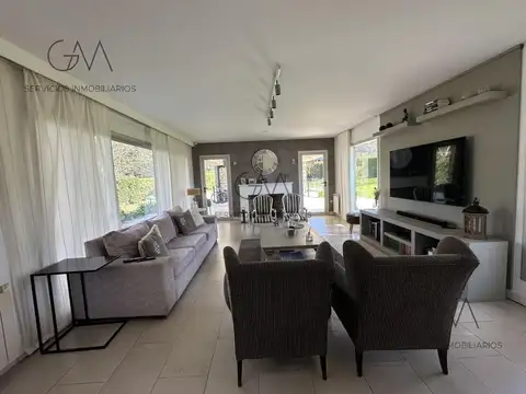 Casa 5 ambientes con 4 baños