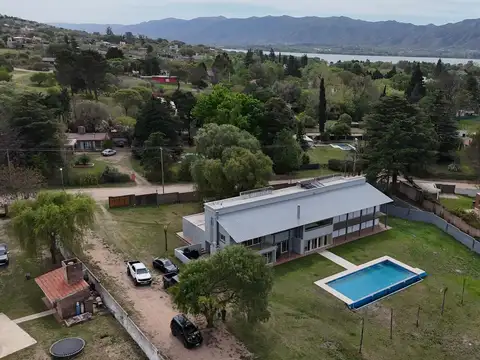 CASA SOBRE EL LAGO  7 DORMITORIOS EN VENTA VILLA CARLOS PAZ
