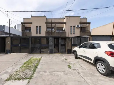 VENTA DE DUPLEX CON PARQUE Y PILETA EN EXCELENTE ZONA DE LA CIUDAD DE LA PLATA.-
