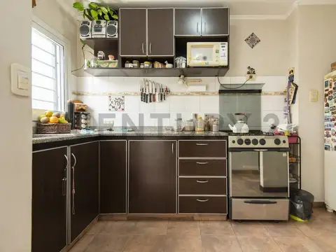 VENTA DE DUPLEX CON PARQUE Y PILETA EN EXCELENTE ZONA DE LA CIUDAD DE LA PLATA.-
