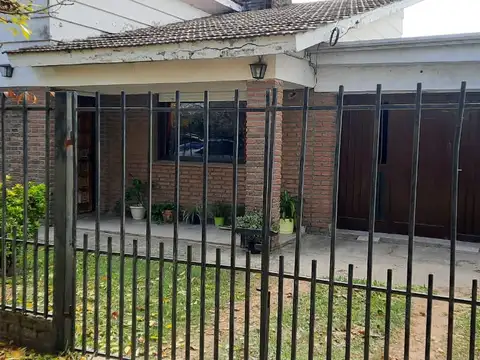 VENDO CASA CAYASTA SANTA FE ( CALLE PEDRO LEAL)