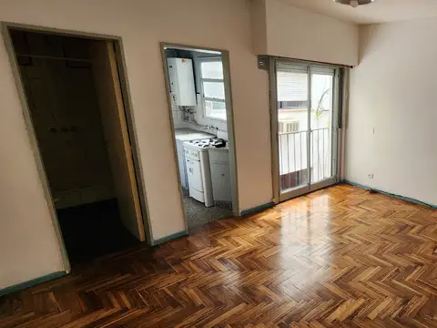 PARAGUAY Y AV. PUEYRREDÓN. Monoambiente lateral con cocina separada