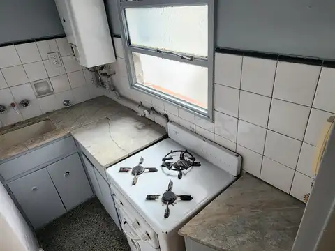 PARAGUAY Y AV. PUEYRREDÓN. Monoambiente lateral con cocina separada