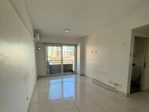 Alquiler. 3. ambientes. Edificio Colores. Balcon y Amenities.