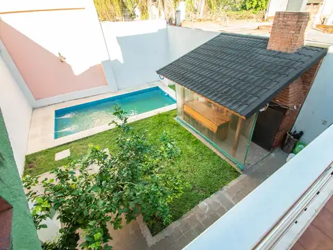 Casa de 4 ambientes. Cocheras. Jardín. Pileta. Parrilla. Villa Real
