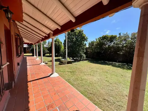 Casa en venta de 5 ambientes con piscina en Berazategui. FINANCIA o PERMUTA