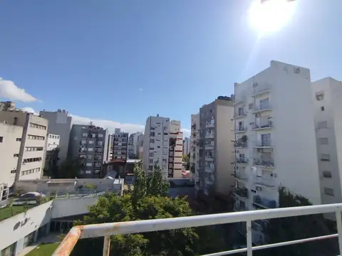 VENTA MONO EN ALMAGRO LUMINOSO C PARRILLA Y PISCINA 