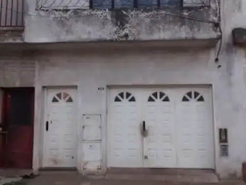 GALPON en planta baja de 115m2  más departamento de 2 amb. en  primer piso