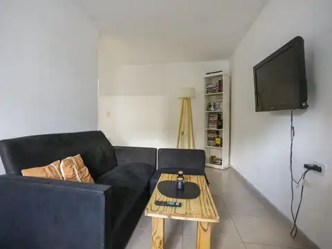 CASA EN VENTA EN GARIN, CON LOCALES Y DEPTOS