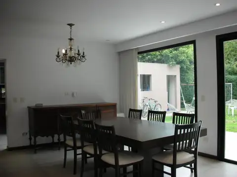 Casa en Venta con 3 cocheras