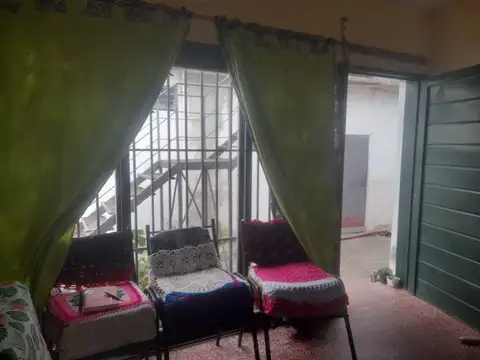 Casa 7 ambientes con 1 baño