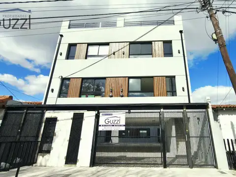 VENTA DÚPLEX 3 AMBIENTES A ESTRENAR CON JARDÍN Y COCHERA EN CARAPACHAY