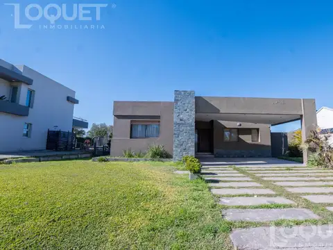 Casa 2 dormitorios con piscina en venta. Barrio Privado -Aires del llano-