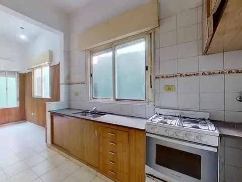 Casa 8 ambientes con 2 baños