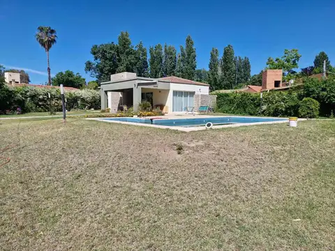 Casa 4 ambientes con 2 baños