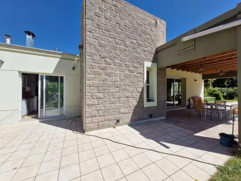 VENTA TERRENO CON QUINCHO TIPO SALÓN LA PUNTILLA