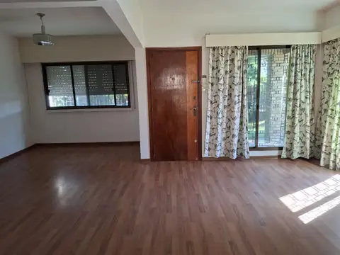 Casa 8 ambientes con 1 baño