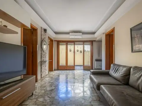 Venta Casa 4 ambientes con Parque y Quincho