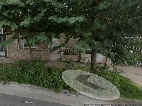 CASA 3 DORMITORIOS CON COCHERA CUBIERTA DOBLE Y JARDIN