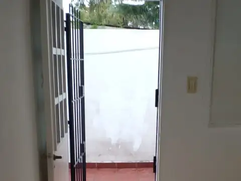 Casa en muy buen estado. Con patio. Cerca Torre de Ader.