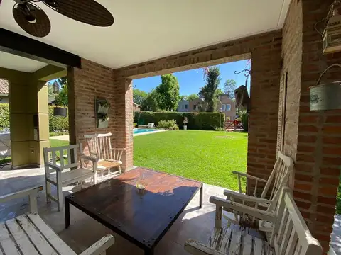 Casa en Venta con 2 cocheras
