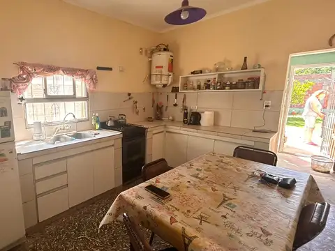 Casa de 3 Ambientes en amplio terreno, con jardin y amplio patio