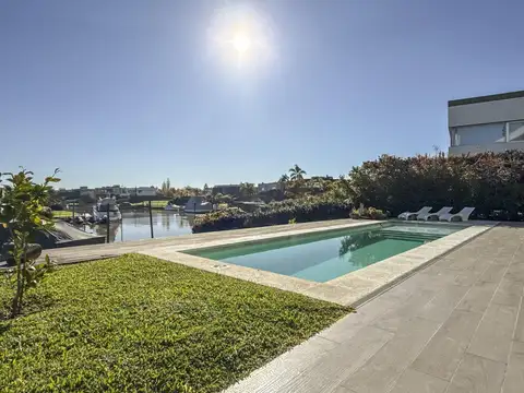Casa en venta en Albanueva con amarra propia