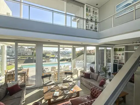 Casa en Venta en Albanueva, USD 2.250.000