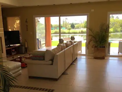 Casa 7 ambientes con 3 baños