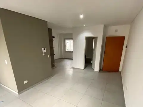 DEPARTAMENTO MONOAMBIENTE CON BALCON Y COCHERA - AL FRENTE