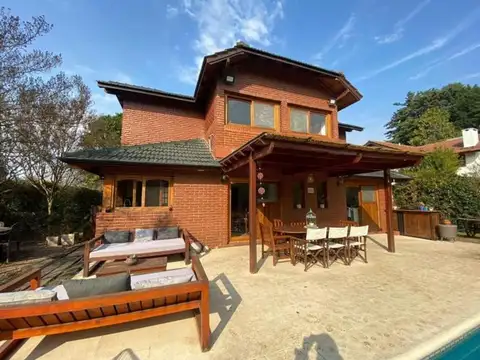 Casa en Venta con 2 cocheras