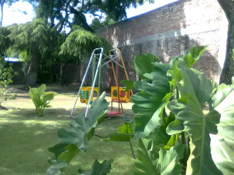 VENTA - 2 Chalets + Local  sobre lote de 10 x 62 - Monte Grande - APTO CREDITO