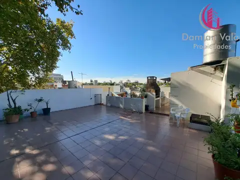 HERMOSO PH TIPO CASA CON GARAGE, TERRAZA, QUINCHO Y PARRILLA. APTO CRÉDITO.