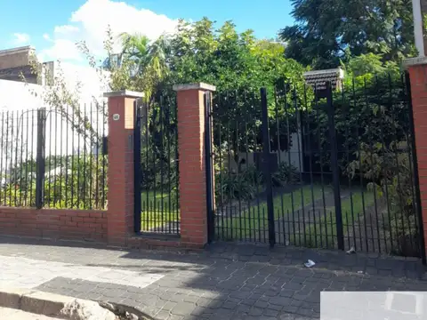 Casa en venta c/ cochera en Versalles