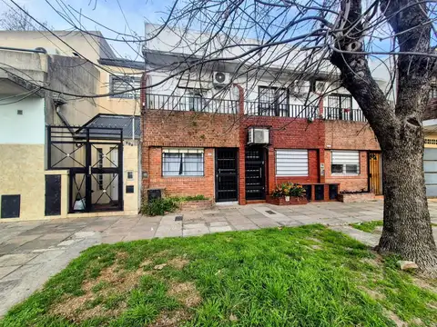 VENTA DUPLEX DE TRES AMBIENTES CON  PATIO Y BALCON
