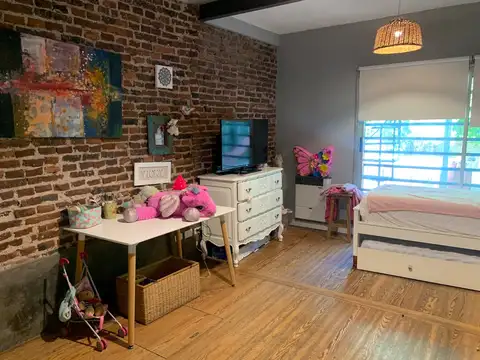 Casa en Alquiler de 4 ambientes con cochera doble reciclada a nueva en Bernal centro